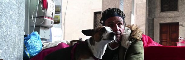 Torino e la guerra strisciante ai senzatetto: “Niente elemosina o vi requisiamo il cane”