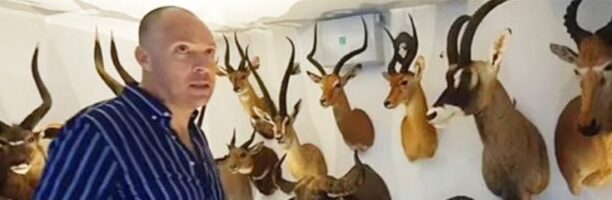 “È un serial killer di animali selvatici”: gli attivisti accusano Ricky Clark, star tv della derattizzatore e amante dei trofei di caccia