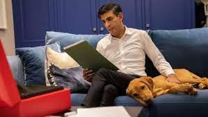 Il cane Nova a Downing Street e la legge per l’animal welfare, l’animalismo del primo ministro Rishi Sunak