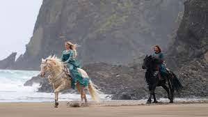 Muore un cavallo sul set de “Il Signore degli Anelli: Gli Anelli del Potere”. Gli animalisti: “Sfruttato per la loro arte”