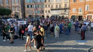 Capretta uccisa a calci ad Anagni, gli animalisti in piazza: “Assassini”. Identificati 12 ragazzi